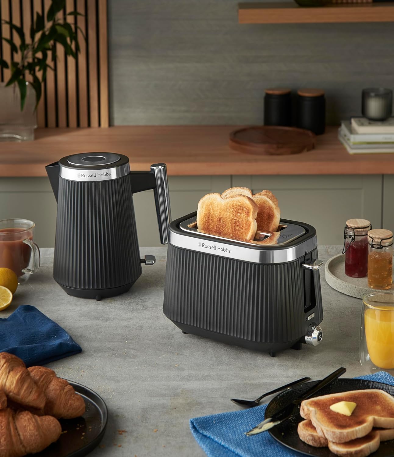 Russell Hobbs Bronte Kettle, Distinctive Design, Internal Illumination, Perfect Pour, Black - New Condition